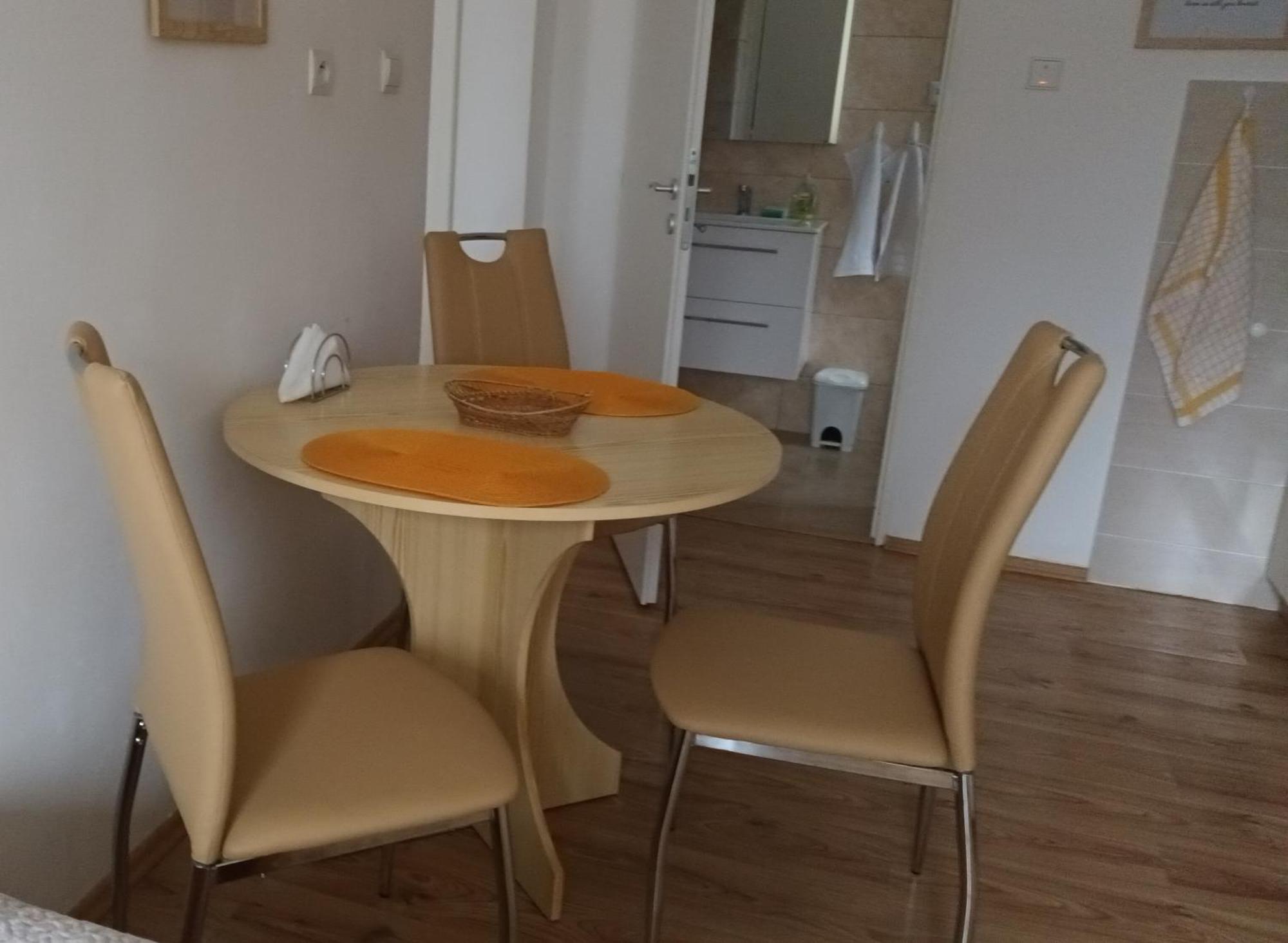 Apartman Alena Karlovy Vary Bagian luar foto