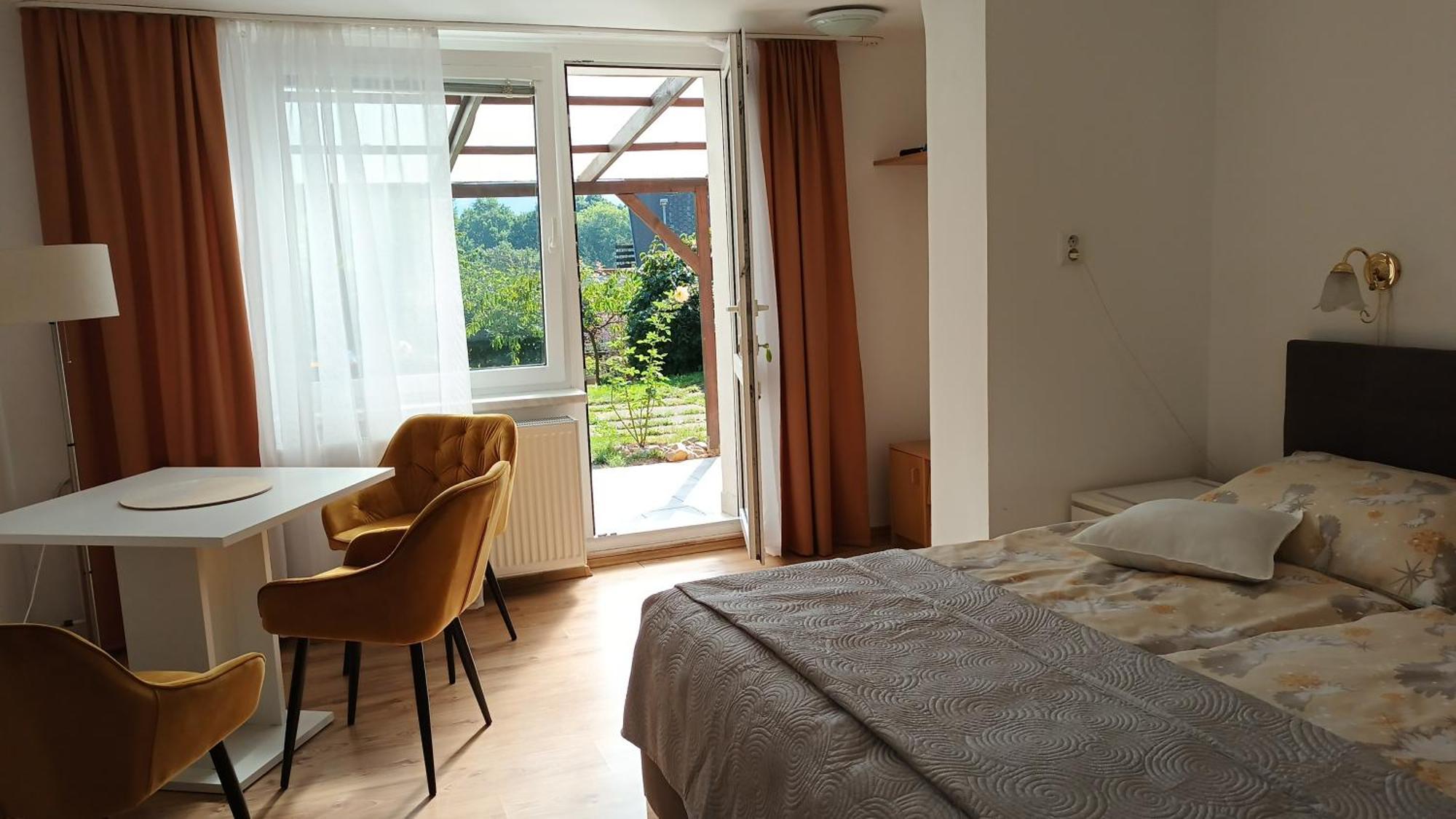 Apartman Alena Karlovy Vary Bagian luar foto